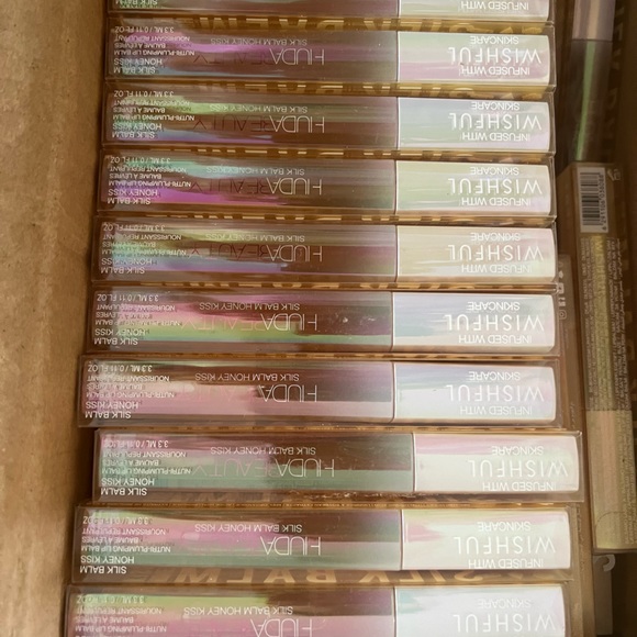 HUDA BEAUTY Silk Balm Honey Kiss Lip Balm 3.3 ml 0.11 FL oz - Picture 2 of 3